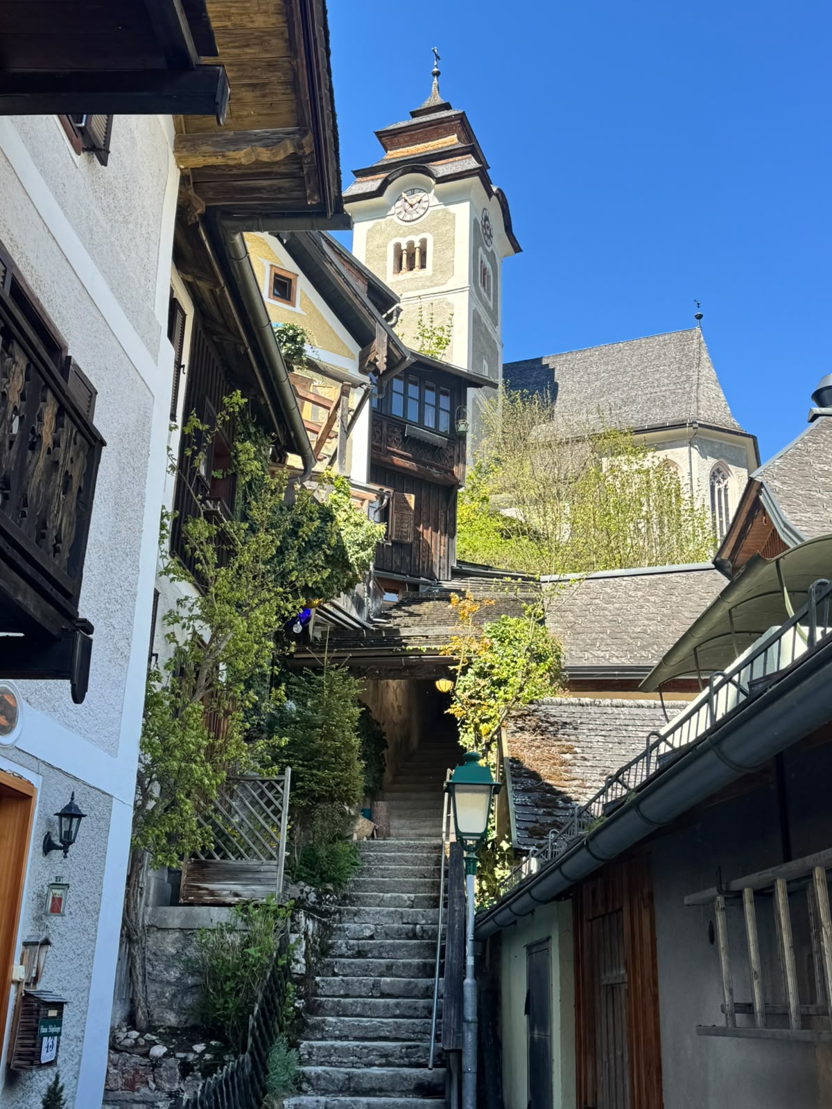Historische Gasse mit Kirchturm in Hallstatt